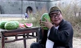 混混吃瓜没给钱,引发网友热议