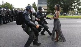 遇到警察逮捕吃瓜群众,一场意外引发的争议