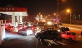 吃瓜汽车排队图片,汽车排队成风景线