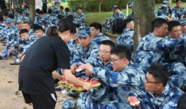 军训当天吃瓜,瓜果飘香，青春滋味初体验