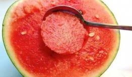 青岛阿姨割瓜吃,传承民间美食文化