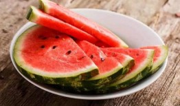 青岛阿姨割瓜吃,传承民间美食文化