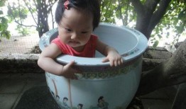 搞笑小孩吃瓜视频,笑料百出萌翻网友