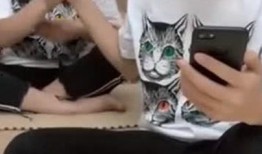 美女带弟弟吃瓜,温馨亲子时光