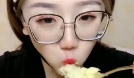 美女在家吃网纹瓜,美女独享网纹瓜的悠闲午后