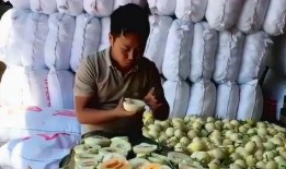 豪横吃瓜老太们,老太们的独特生活态度