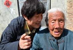 豪横吃瓜老太们,老太们的独特生活态度