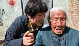 豪横吃瓜老太们,老太们的独特生活态度