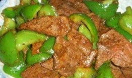 美女吃猪肝和哈密瓜,美味与营养的完美邂逅