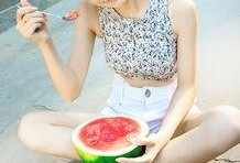 野生萌妹吃瓜,野生萌妹的瓜田奇遇记