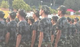 吃瓜看别人军训,青春的汗水与欢笑