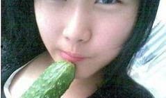 美女带弟弟吃瓜,温馨亲子时光